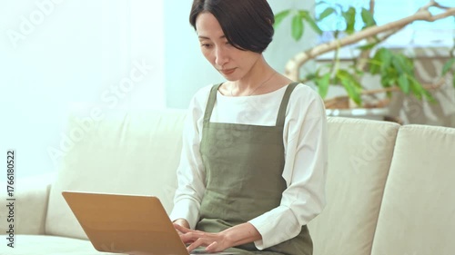 ソファに座り仕事をする女性