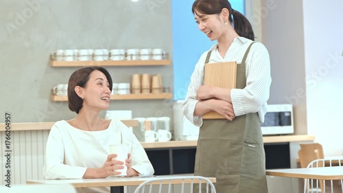 カフェで働くエプロンをつけた女性