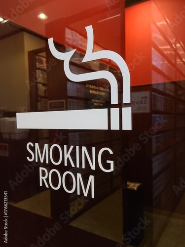 interior of a restaurant インターネットカフェ喫煙所のイメージ