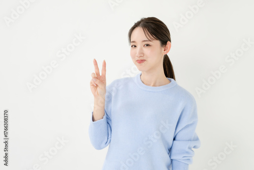 ピースする女性