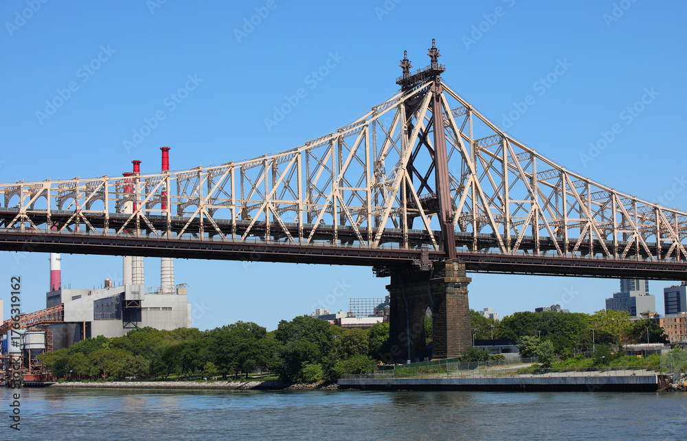 Obraz premium Queensboro Bridge over the East River in New York and Power Plant