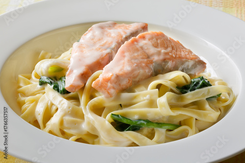 サーモンとほうれん草のクリームパスタ