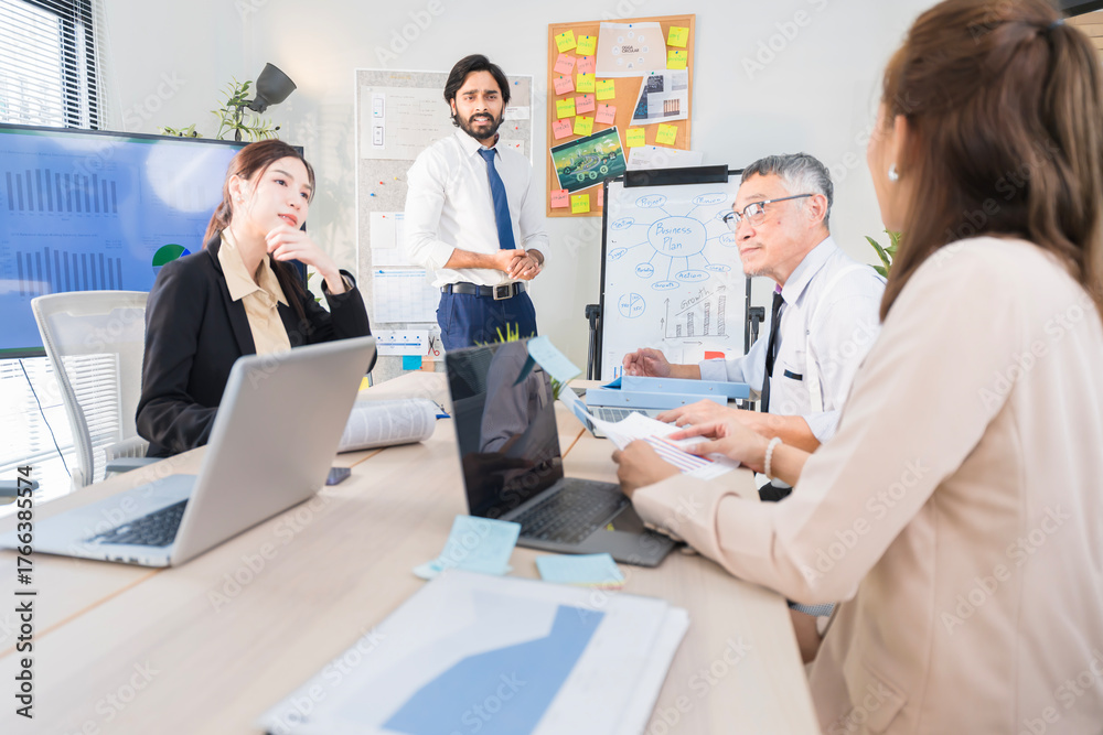 Obraz premium Business Professionals Discussing Project in Modern Office