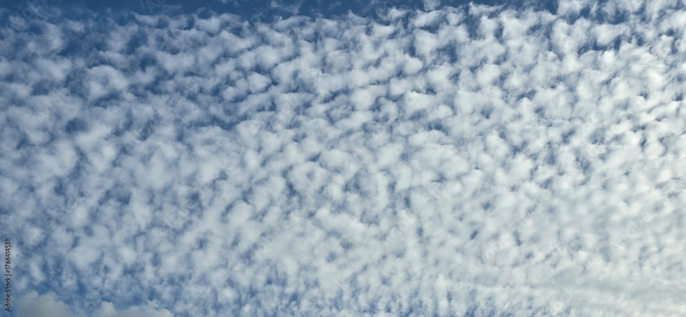 Obraz premium Blue sky covered with white clouds