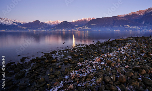 Lago di como all'alba, Lombardia, Italia
