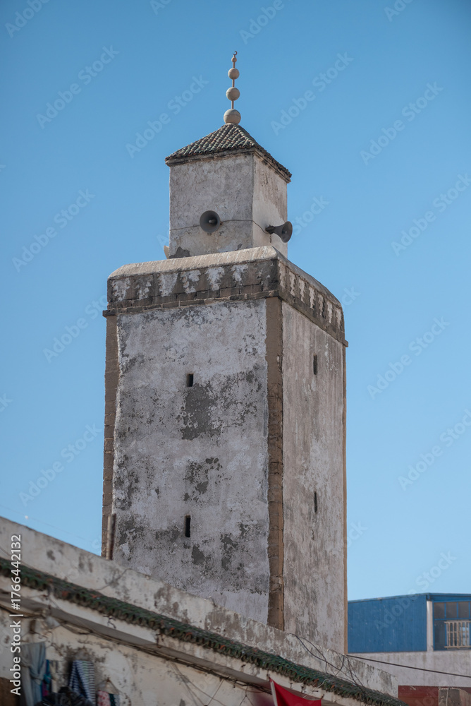 Obraz premium Paysage d'un minaret dans une ville au Maroc avec un ciel bleu 