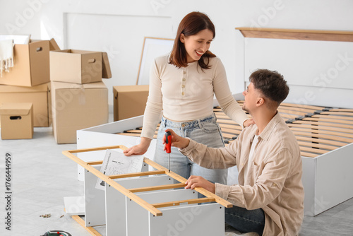 Young couple with plan asse...