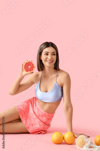 Young woman with grapefruit...