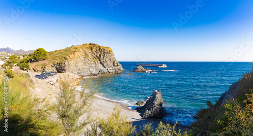 Tableau sur toile Rocky cove at Playa de la Gola in Llançà, Costa Brava, with turquoise sea, cliffs, sparse vegetation and a calm, sunny coastal atmosphere