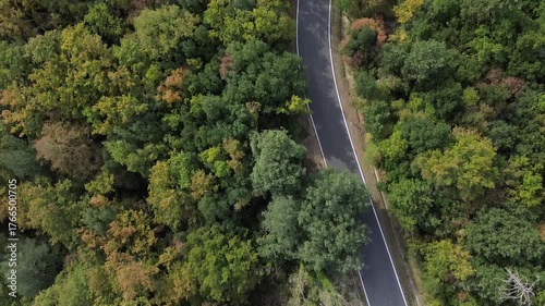 vista aerea di strada asfaltata di campagna in toscana, curve e tornanti
