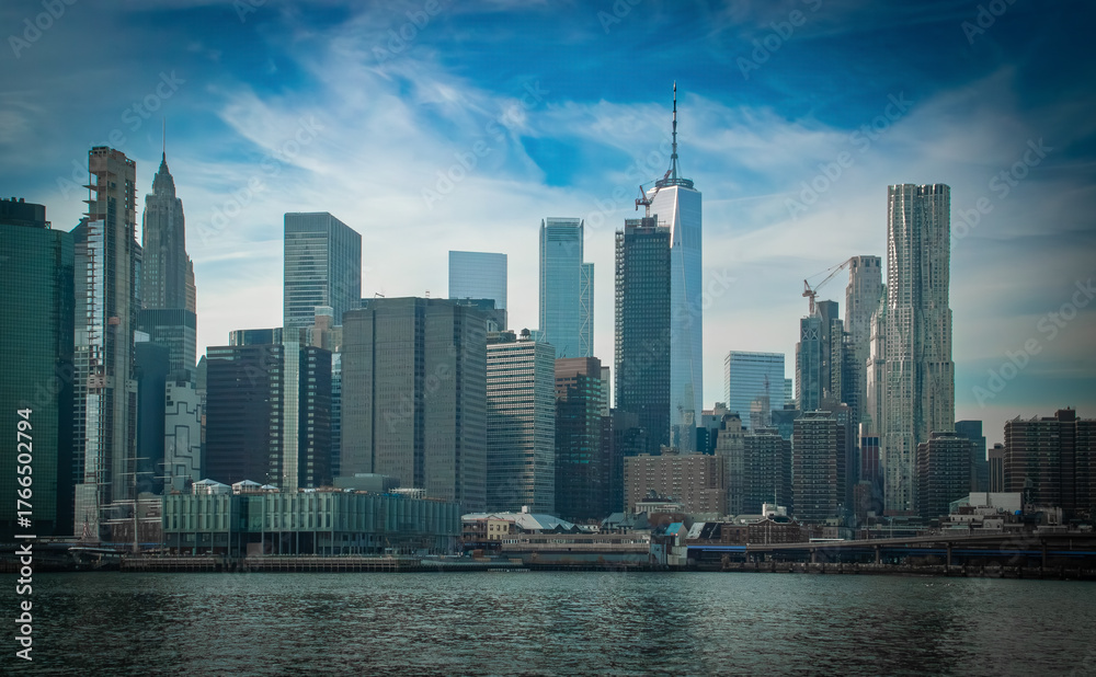 Fototapeta premium Paisaje urbano de la ciudad de Nueva York en tonos azulados otoñales. Distrito financiero de Manhattan desde Brooklyn Bridge Park. 11 de noviembre de 2019.