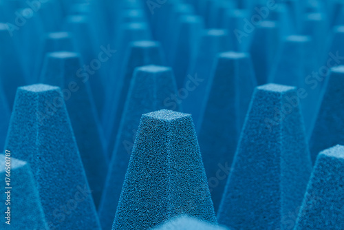 Gros plan sur un revêtement en mousse de polyuréthane dans une chambre semi-anéchoïque
