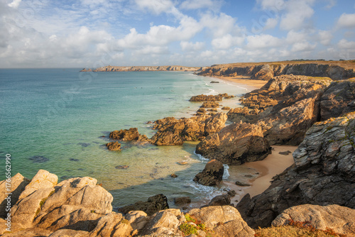 Foto littoral maritime en été sous le soleil avec plage, rochers et falaises