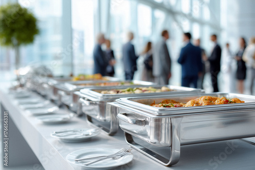 Fototapeta Naklejka Na Ścianę i Meble -  Business Catering Buffet mit Warmhaltebehältern und Gästen im Hintergrund