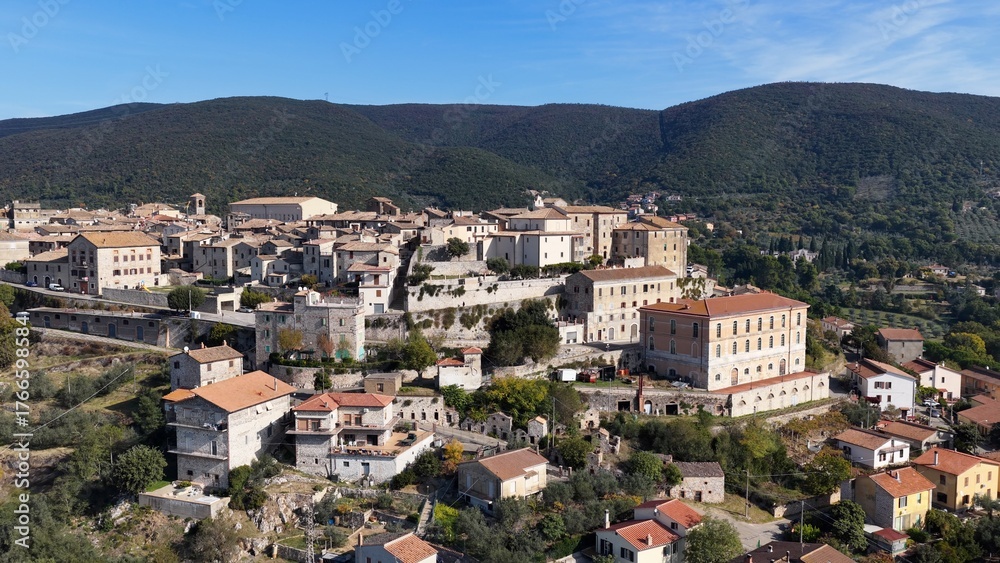 Naklejka premium Lugnano in Teverina, (Terni, Umbria, Italia), caratteristico borgo medievale. Vista aerea di Lugnano. 