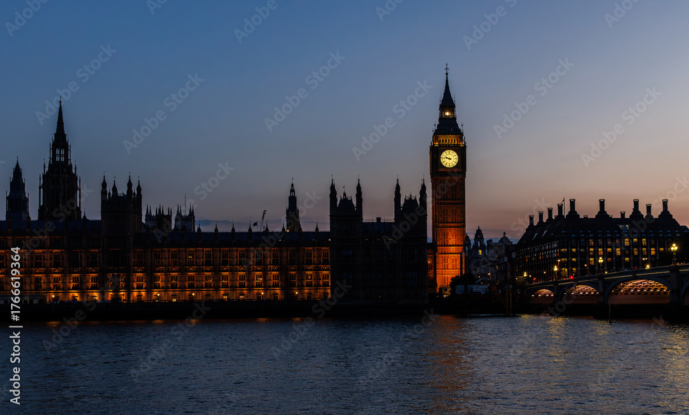 Naklejka premium Silhouette of Big Ben and Westminster at sunset