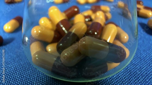 Pillole salvavita che cadono in un becher