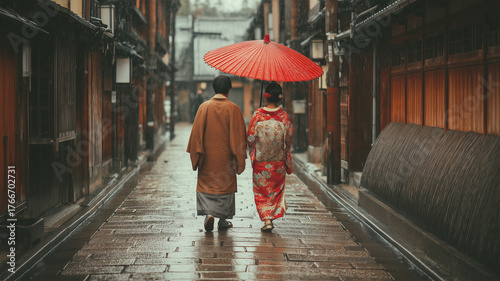 雨の古都を和傘で歩く日本人カップルの後ろ姿のシーン