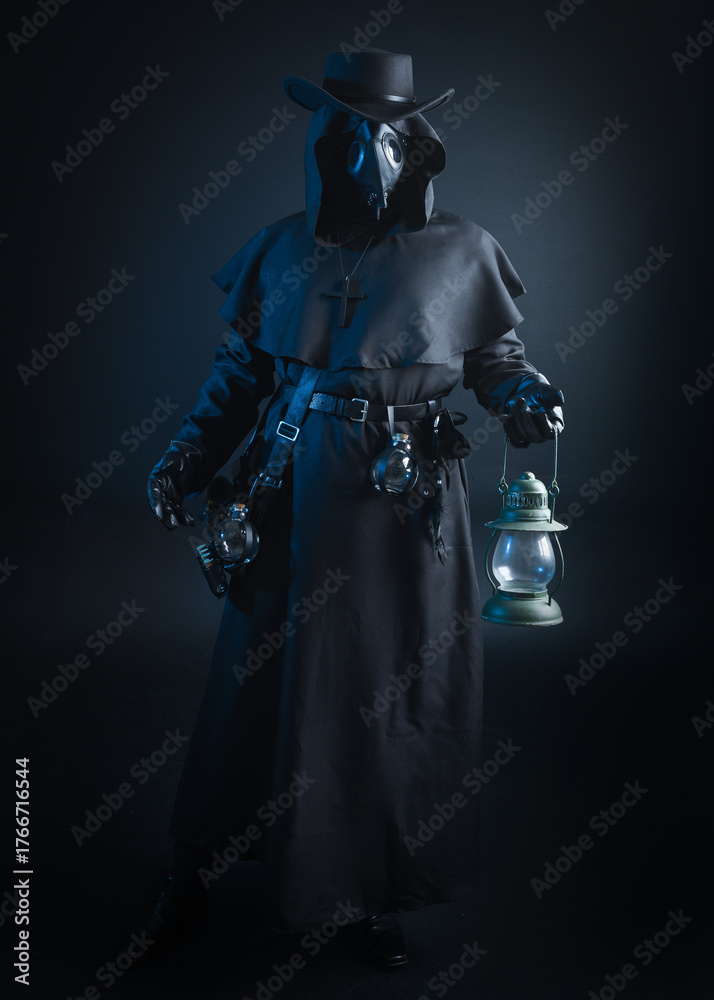 Naklejka premium Gothic Plague Doctor with Lantern, Halloween Costume Character in Black Cloak and Bird Mask. Dark Studio Portrait with Atmospheric Lighting and Mysterious Fantasy Horror figure
