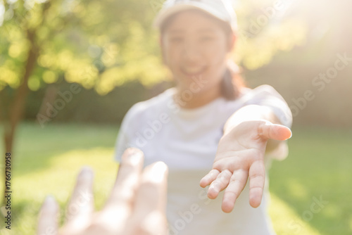 Schilderij op canvas Girl teen smiling and reach her hand