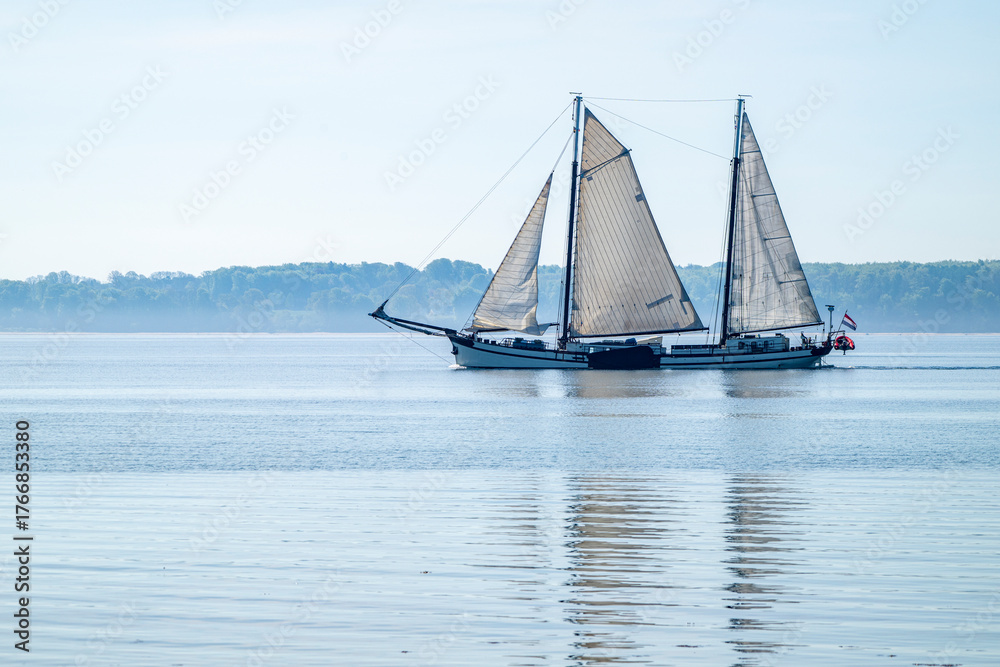 Fototapeta premium Traditionssegelschiff auf der Eckernförder Bucht, Schleswig-Holstein, Deutschland