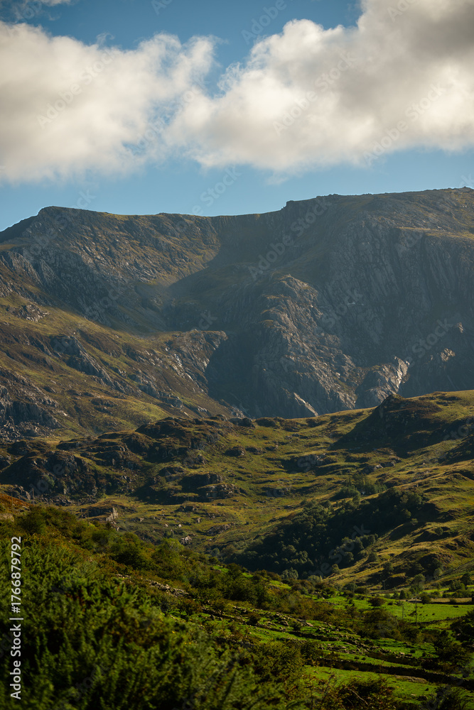 Obraz premium Sunlit mountains and valley in Snowdonia National Park, Wales