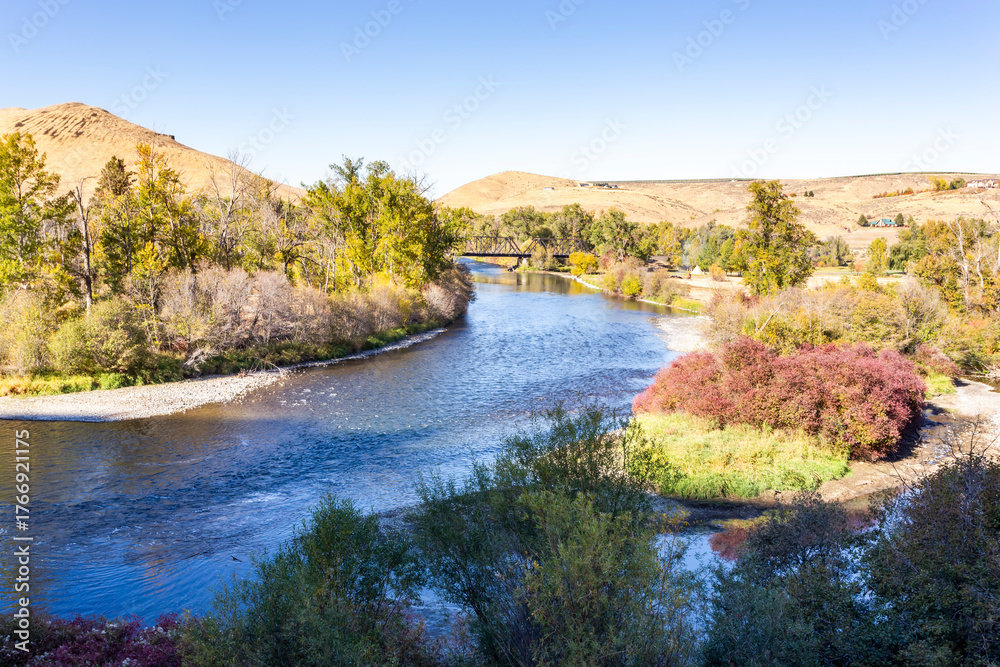 Fototapeta premium Yakima River riverbanks in fall colors. Washington, USA
