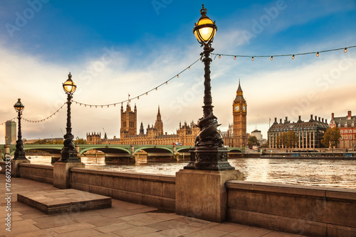 Carta da parati Historic lamps along the South Bank promenade  in London UK