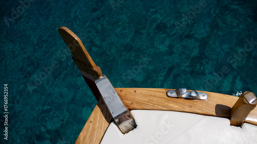 Foto Wooden Sailboat Deck Over Crystal Clear Turquoise Sea — Nautical Detail and Summ