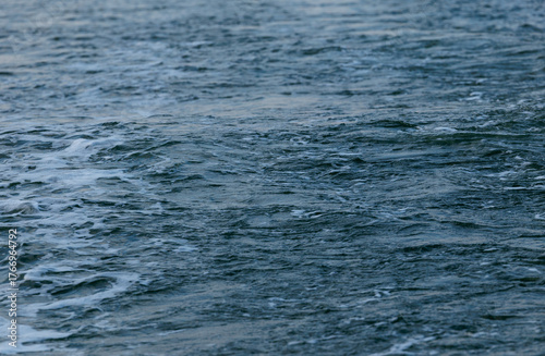 Valokuva Dynamic ocean waves in motion with deep blue tones and white crests