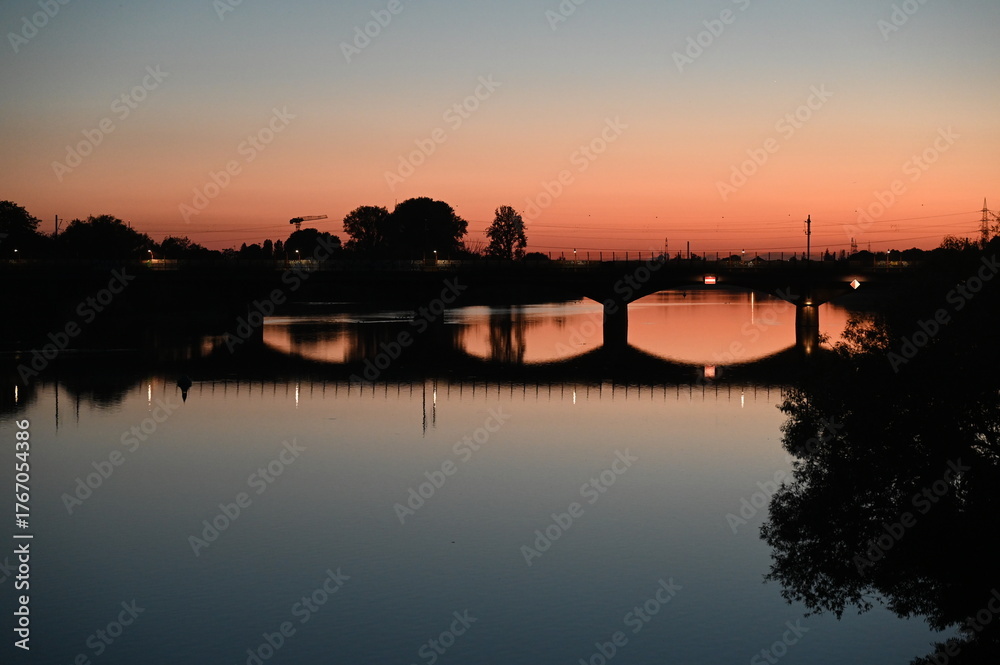 Fototapeta premium Neckar und Brücke bei Ladenburg, abends