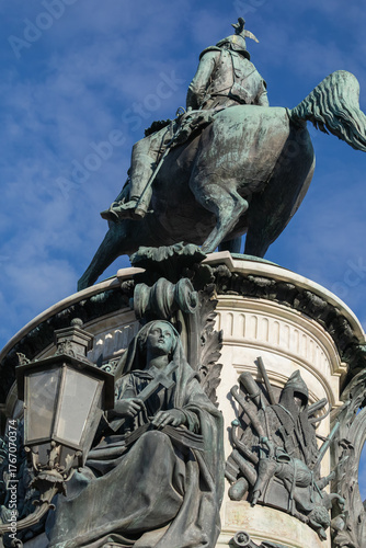 Billede på lærred Close-up upward view of the Monument to Nicholas I with bronze equestrian statue and allegorical figures under bright blue sky in Saint Petersburg