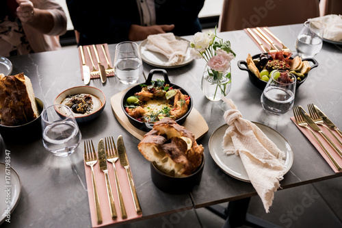 Foto Elegant restaurant table setting with gourmet dishes, fresh bread, and appetizer