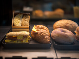 Papier peint photo Boulangerie Vitrine viennoiseries croissants bagels donuts  © Dong