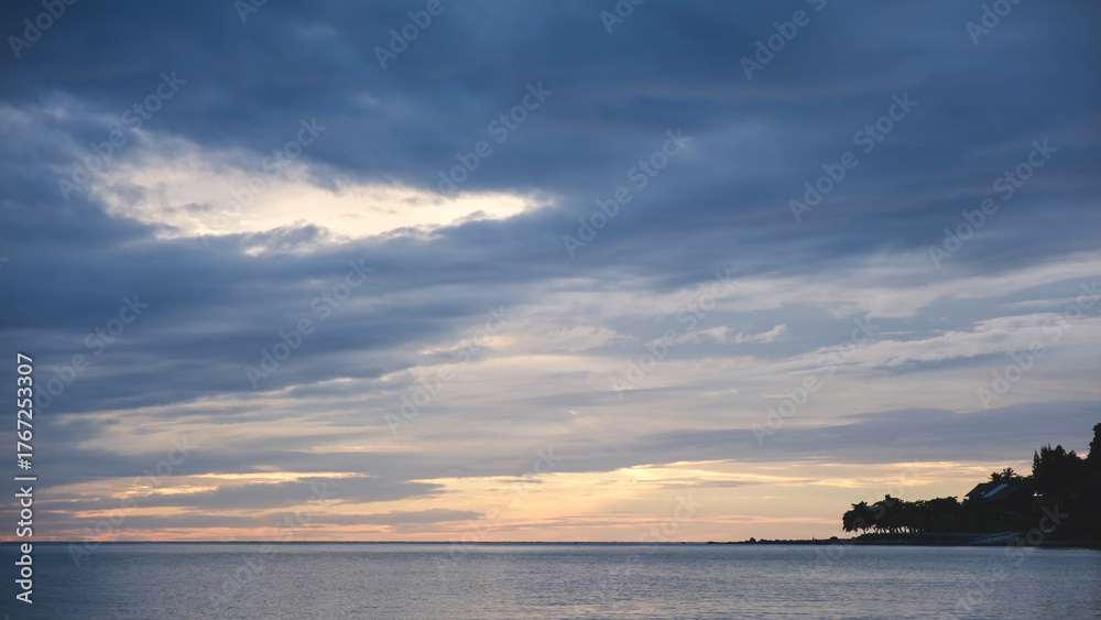 Obraz premium Landscape image of the sea with cloudy sky before sunrise