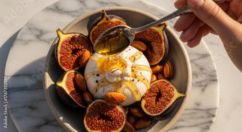 Delicious burrata cheese with figs and honey for a balanced dessert