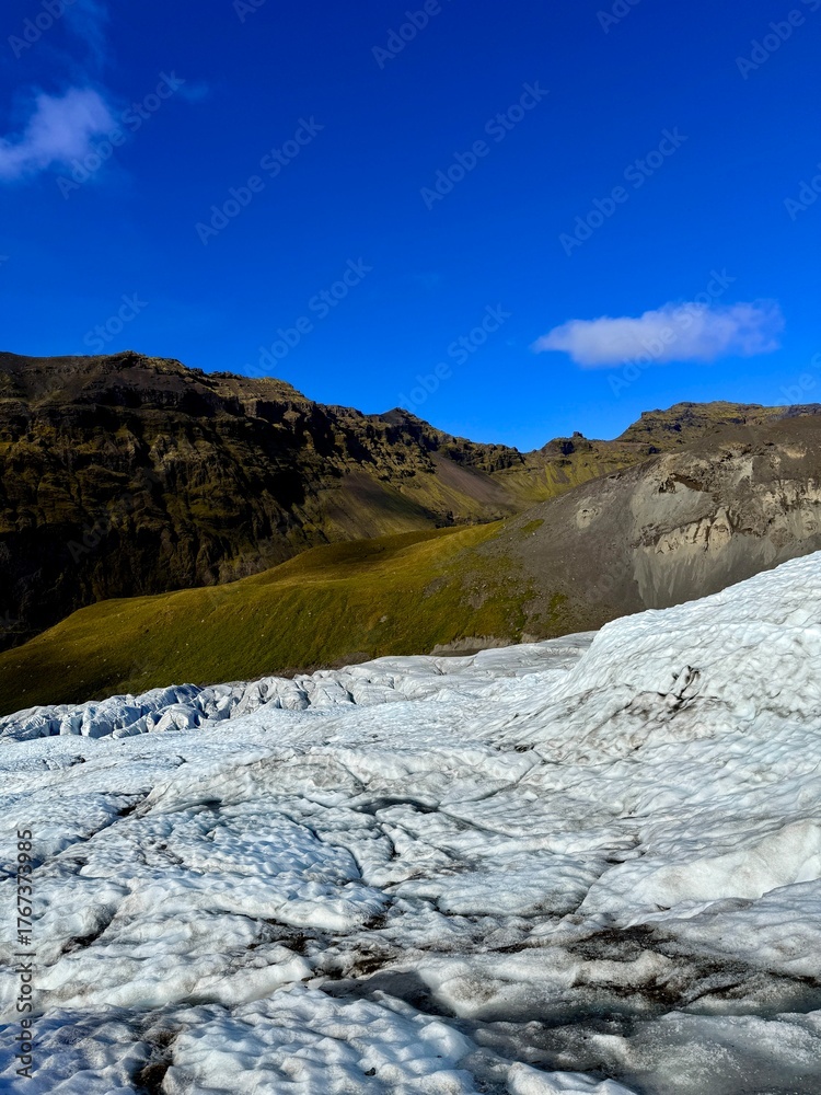 Fototapeta premium Vatnajokull Glacier in Skaftafell National Park, Icelandic Ice Landscape