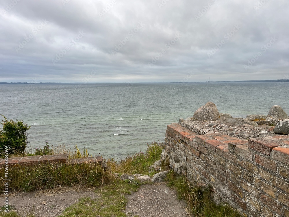 Obraz premium view of the sea from the castle