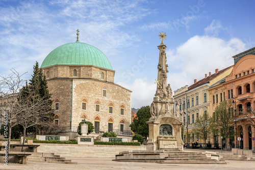 Fotografia Church of the Holy Trinity in Pecs, Hungary, historic building with green dome a