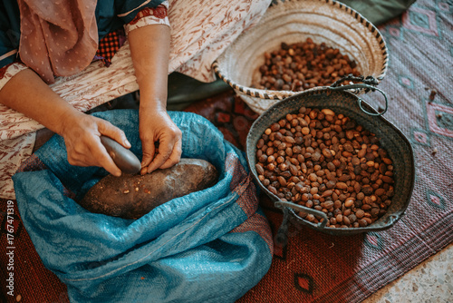 Une femme marocaine typique Berbère entrain de faire de l'huile d'argan au Maroc