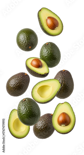 Collection d’avocats frais entiers et coupés sur fond blanc