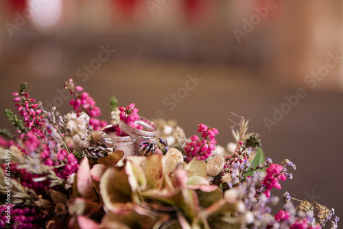 Bunter Brautstrauß mit Herbstblumen – florale Inspiration zur Herbsthochzeit