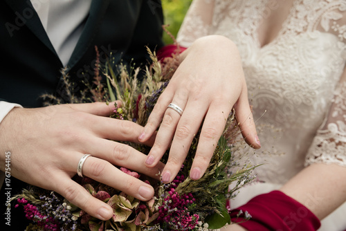 Hände von Braut und Bräutigam mit Eheringen – Symbol der Liebe