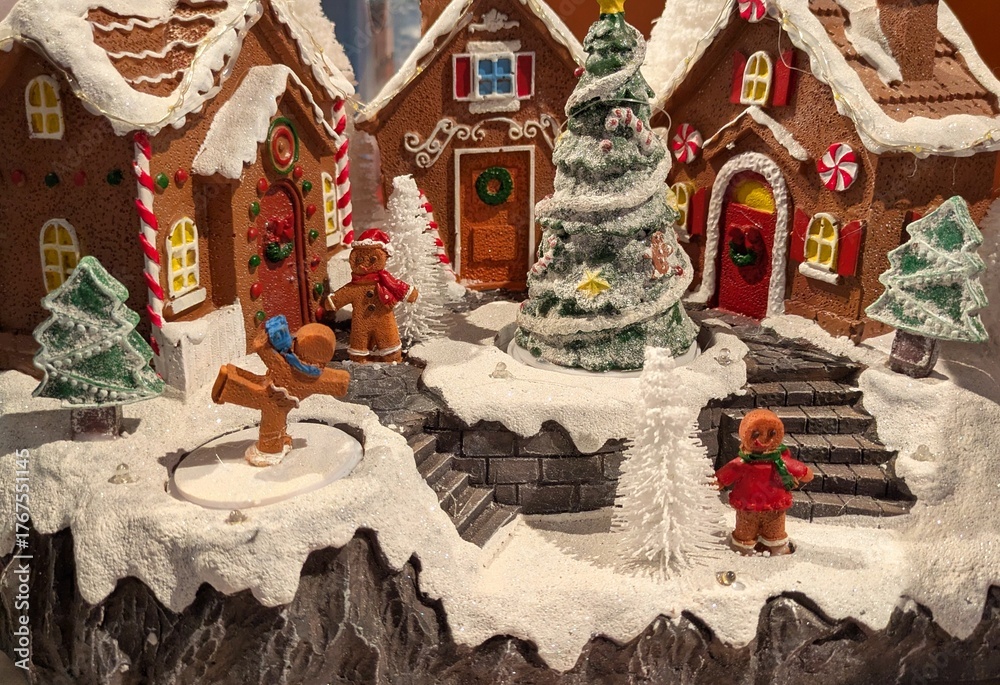 Fototapeta premium Vista de cerca de figura de un pueblo nevado con hombres de pan de jengibre en estante de comercio 