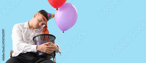 Young businessman with hang...