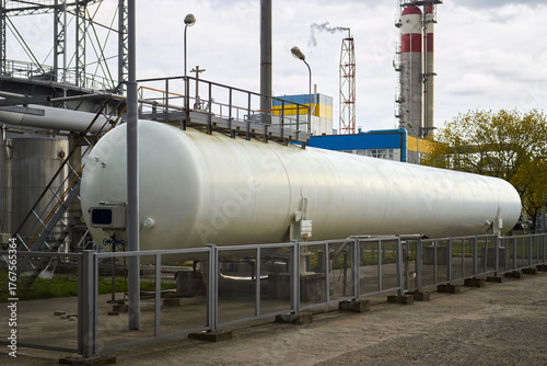Foto Huge horizontal liquid nitrogen tank for needs of medical institutions and hospitals and cylindrical oxygen gas-holder as example of chemical equipment example