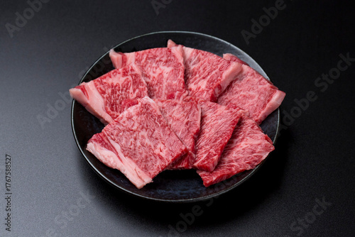 和牛カルビの焼肉 黒背景