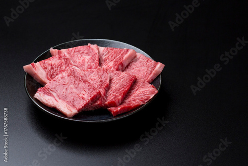 和牛カルビの焼肉 黒背景