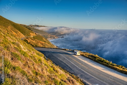 Beautiful road along the west coast towards Big Sur, along the Pacific Ocean. Great overnight camping spot for motorhomes. Road trip in the USA. Travel through a stunning coastal landscape.