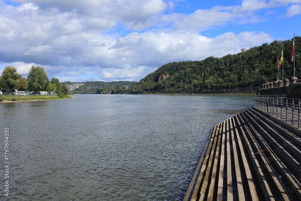 Fototapeta premium Blick von der Mosel in Richtung Rhein